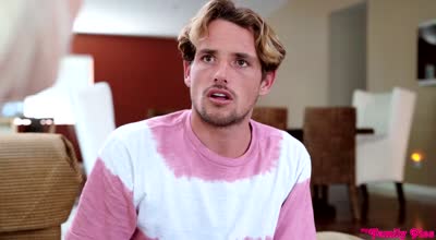 Chloe Temple與姐姐一起背臺詞